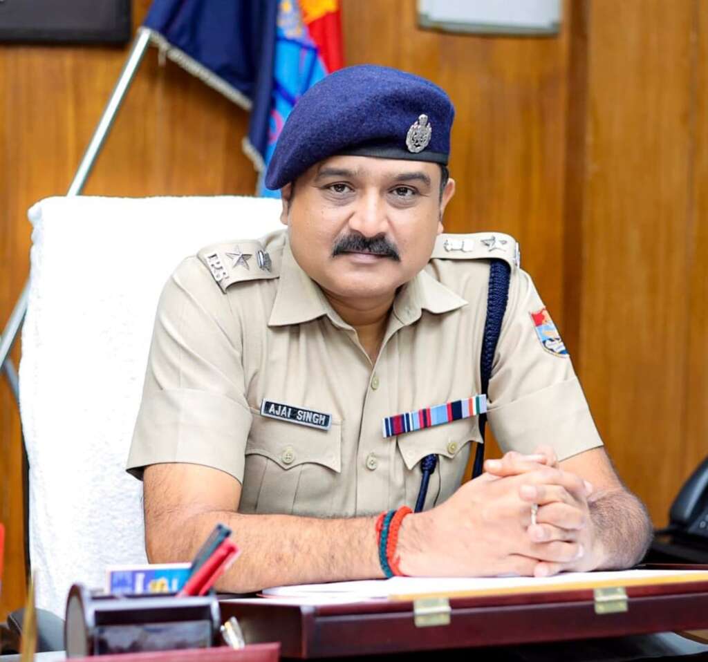 बड़ी खबर)एस एस पी ने निभाया पुलिस परिवार का मुखिया होने का फ़र्ज़. करवा चौथ पर महिला अधिकारीयों.कर्मचारियों को दिया तोहफा।।